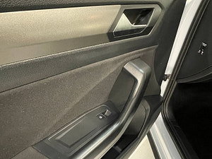 Volkswagen T-Roc thumbnail