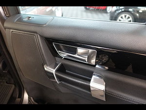 Land Rover Discovery 4 thumbnail