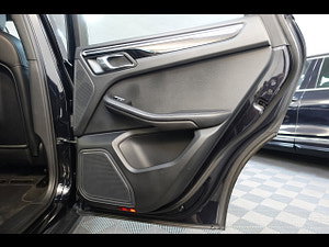 Porsche Macan thumbnail