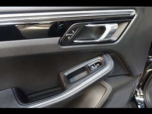 Porsche Macan thumbnail