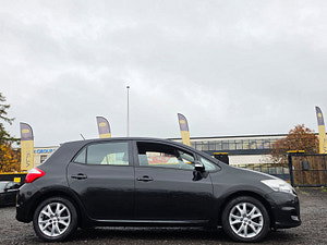 Toyota Auris thumbnail