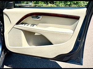 Volvo V70 thumbnail