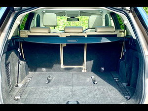 Land Rover Discovery Sport thumbnail