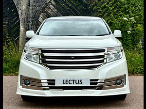 Nissan Elgrand thumbnail
