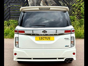 Nissan Elgrand thumbnail