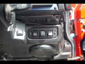 Land Rover Defender 90 thumbnail