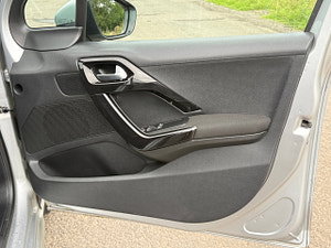 Peugeot 208 thumbnail