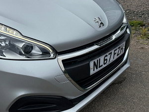 Peugeot 208 thumbnail