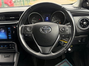 Toyota Auris thumbnail