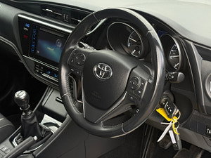 Toyota Auris thumbnail