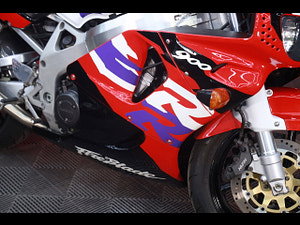 Honda CBR900RR Fireblade thumbnail