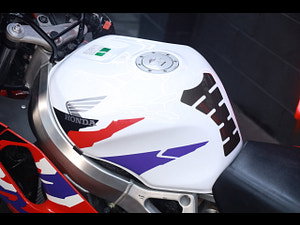 Honda CBR900RR Fireblade thumbnail