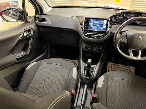 Peugeot 208 thumbnail