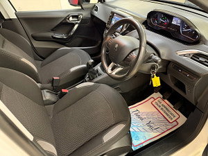 Peugeot 208 thumbnail