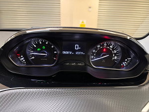 Peugeot 208 thumbnail