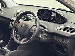 Peugeot 208 thumbnail