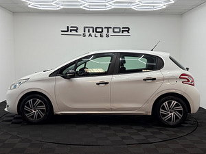 Peugeot 208 thumbnail