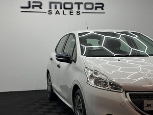 Peugeot 208 thumbnail