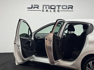 Peugeot 208 thumbnail