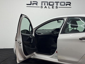 Peugeot 208 thumbnail
