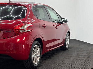 Peugeot 208 thumbnail