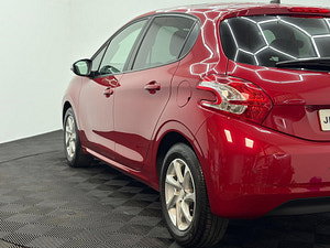 Peugeot 208 thumbnail