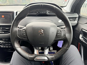 Peugeot 208 thumbnail