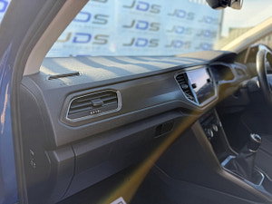 Volkswagen T-Roc thumbnail
