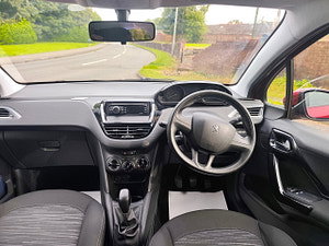 Peugeot 208 thumbnail