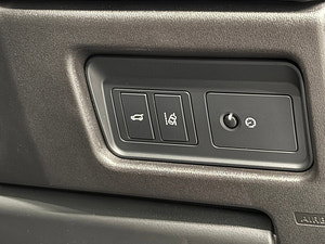 Land Rover Discovery Sport thumbnail