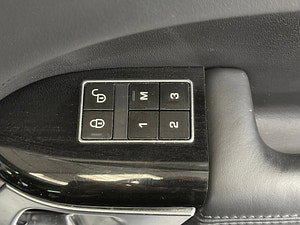 Land Rover Range Rover thumbnail