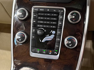 Volvo XC70 thumbnail