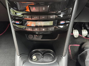 Peugeot 208 thumbnail