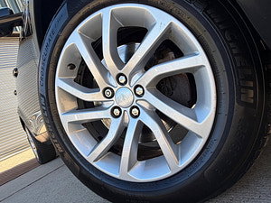 Land Rover Discovery Sport thumbnail