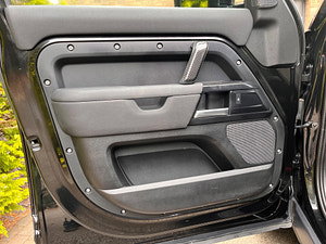 Land Rover DEFENDER 110 thumbnail