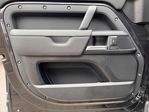 Land Rover DEFENDER 110 thumbnail
