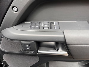 Land Rover DEFENDER 110 thumbnail