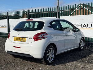 Peugeot 208 thumbnail
