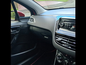 Peugeot 208 thumbnail