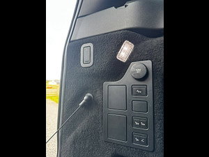 Land Rover DISCOVERY thumbnail