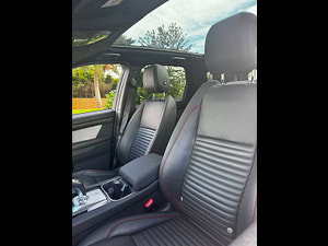 Land Rover Discovery Sport thumbnail