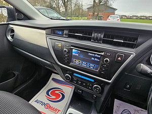 Toyota Auris thumbnail