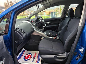 Toyota Auris thumbnail
