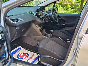 Peugeot 208 thumbnail