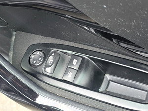Peugeot 208 thumbnail