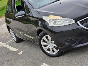 Peugeot 208 thumbnail