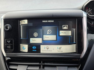 Peugeot 208 thumbnail