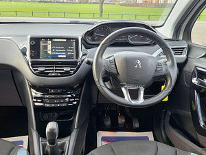 Peugeot 208 thumbnail
