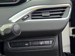 Peugeot 208 thumbnail