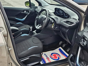 Peugeot 208 thumbnail